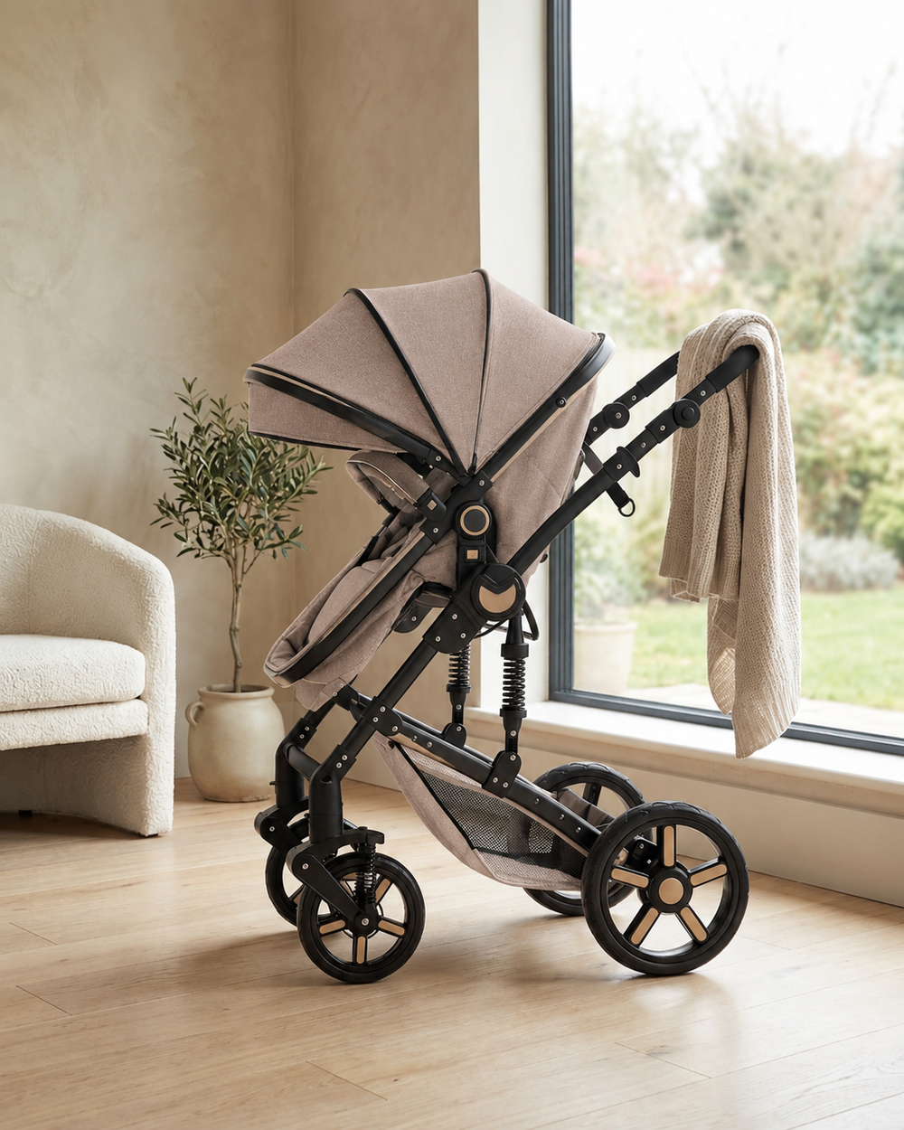 Poussette 3-en-1 Alvëa Trio coloris Sable dans un intérieur lumineux