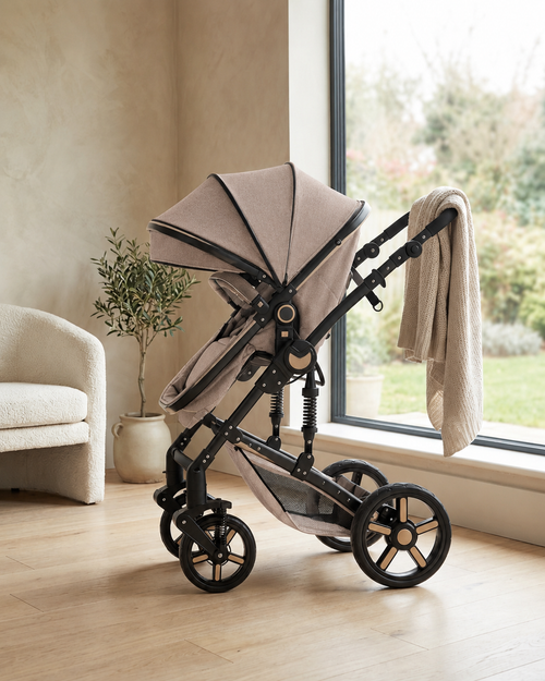 Poussette 3-en-1 Alvëa Trio coloris Sable dans un intérieur lumineux