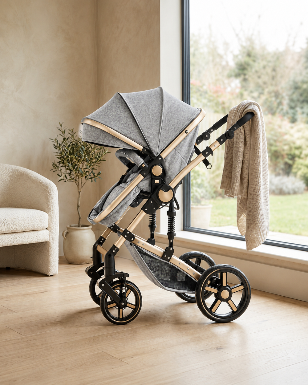 Poussette 3-en-1 Alvëa Trio coloris Gris Perle Doré dans un intérieur scandinave