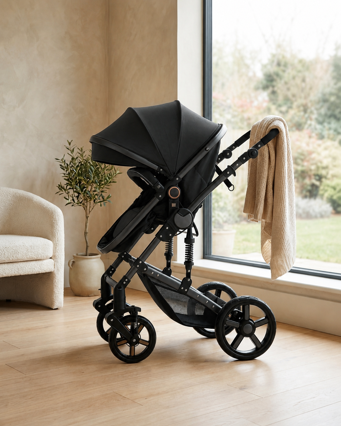 Poussette 3-en-1 Alvëa Trio coloris Noir Minuit, entièrement noire, dans un intérieur lumineux